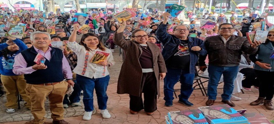 Fondo de Cultura Económica reparte 2,000 libros de la colección "25 por el veinticinco" en Ecatepec
