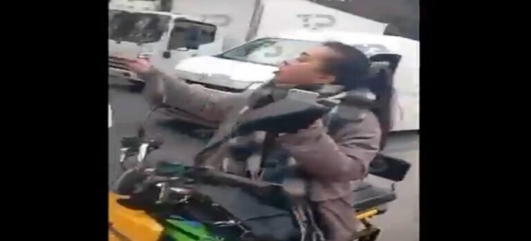 Captan a mujer invadiendo carril confinado al Mexibús en Ecatepec