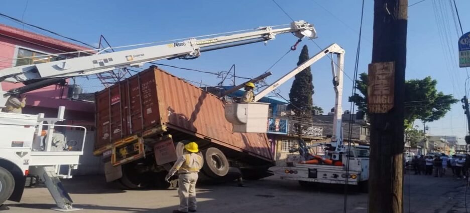 Equipos de emergencias reparan poste fracturado por tráiler en Ecatepec
