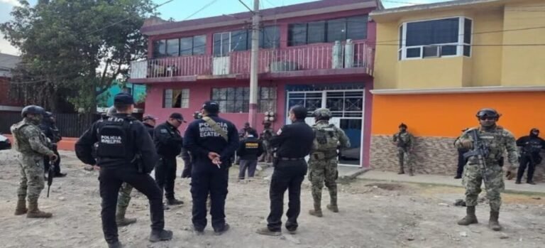 Incautan explosivos, lanzallamas, réplicas de chalecos del Ejército en Ecatepec