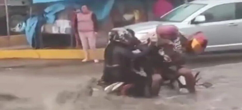 Corriente de agua arrastra a familia que viajaba en motoneta