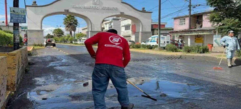 Realizan labores de limpieza en zonas afectadas por lluvias en Toluca