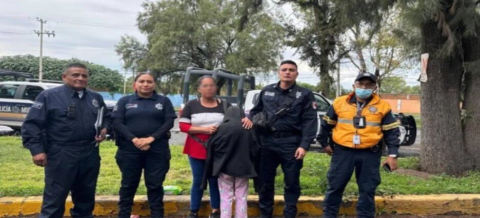 Reúnen a menor extraviada con su familia en Ecatepec