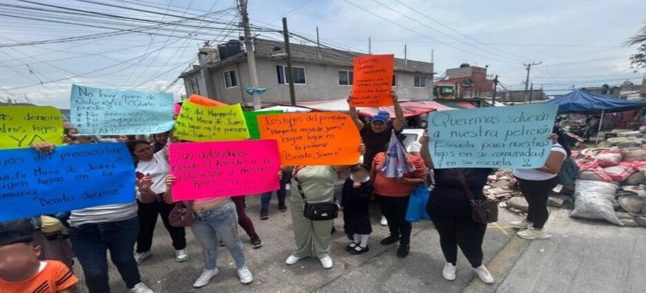 Madres exigen ampliar matrícula en primaria de Ecatepec; al menos 50 niños quedaron sin lugar