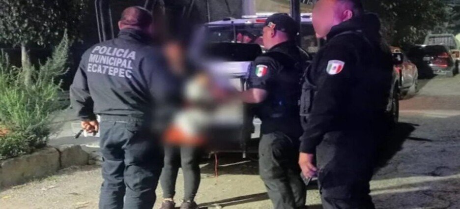 Policías resguardan a mujer que huyó de casa por violencia familiar con su bebé en Ecatepec